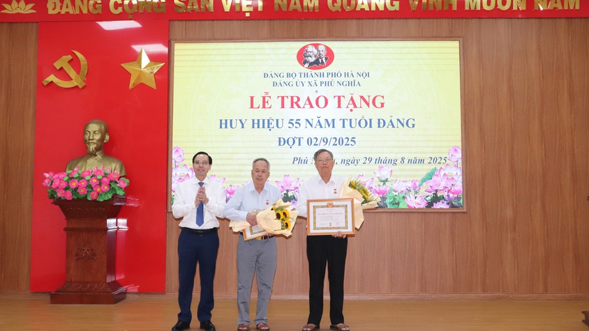 Đảng bộ xã Phú Nghĩa tổ chức Lễ trao tặng huy hiệu Đảng đợt 02/9/2025; Tổng kết công tác tổ chức Đại hội đại biểu Đảng bộ xã lần thứ I, nhiệm kỳ 2025 - 2030; Quán triệt Nghị quyết Đại hội Đảng bộ xã