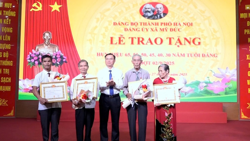 Đảng ủy xã Mỹ Đức trao Huy hiệu Đảng và quán triệt, triển khai các Nghị quyết quan trọng của Trung ương, Bộ Chính trị cho cán bộ chủ chốt xã