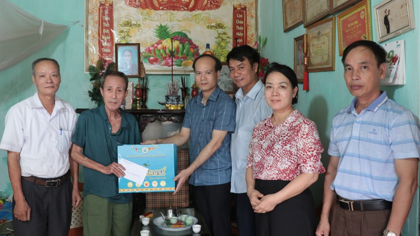 Phó chủ tịch UBND xã Mỹ Đức thăm và tặng quà Mẹ Việt Nam Anh hùng và thương binh