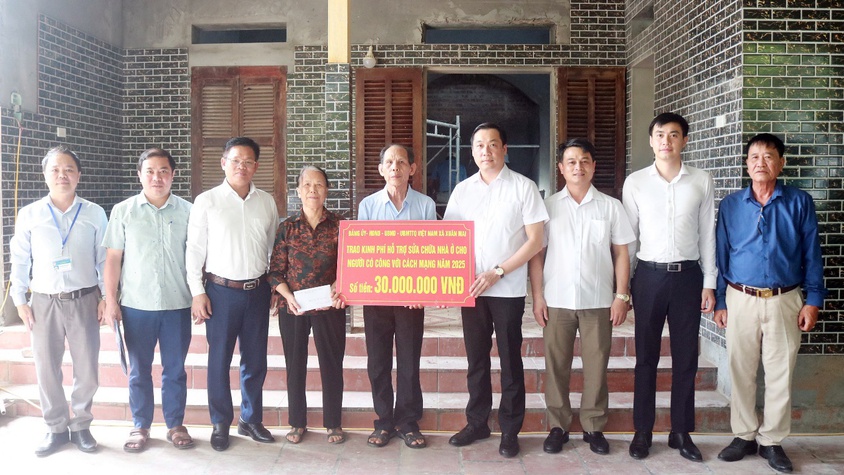 Đồng chí Chủ tịch UBND xã Xuân Mai Nguyễn Anh Đức trao kinh phí hỗ trợ xây dựng nhà ở cho người có công với cách mạng