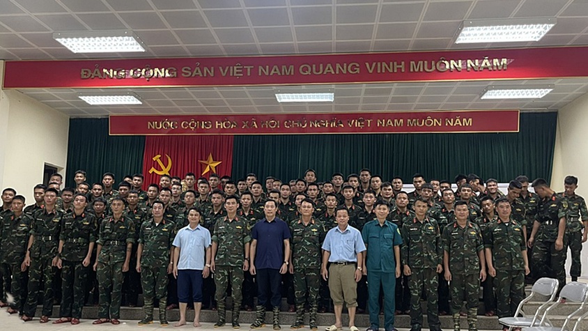 Các đồng chí lành đạo UBND xã Xuân Mai thăm tặng quà các chiến sỹ hỗ trợ nhân dân khắc phục hậu quả hoànlưu cơn bão số 5