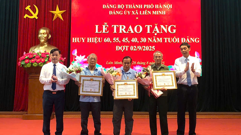 Đảng ủy xã trọng thể tổ chức Lễ trao Huy hiệu Đảng đợt 02/9/2025