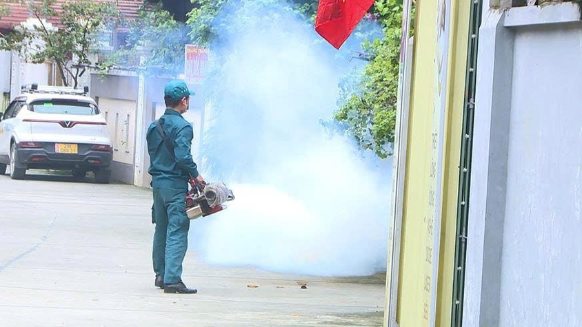 Xã Phúc Thọ phun hóa chất chủ động phòng, chống dịch sốt xuất huyết