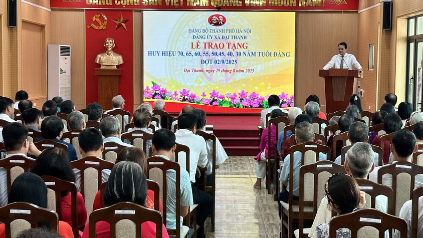 Trao tặng Huy hiệu Đảng đợt 02/9/2025 cho 57 đảng viên thuộc Đảng bộ xã Đại Thanh