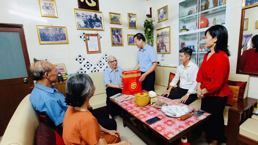 Lãnh đạo phường Từ Liêm thăm, tặng quà tri ân người có công nhân kỷ niệm 80 năm Quốc khánh