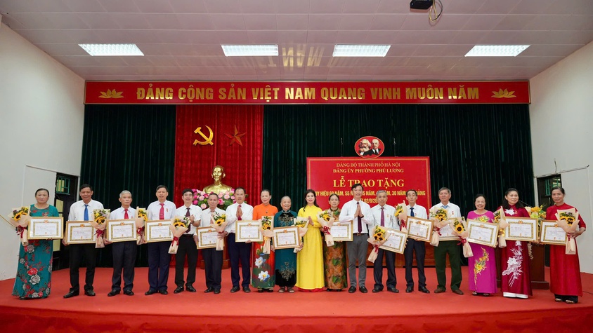 Đảng ủy phường Phú Lương trao tặng và truy tặng huy hiệu Đảng cho 27 đảng viên đợt 02/9/2025