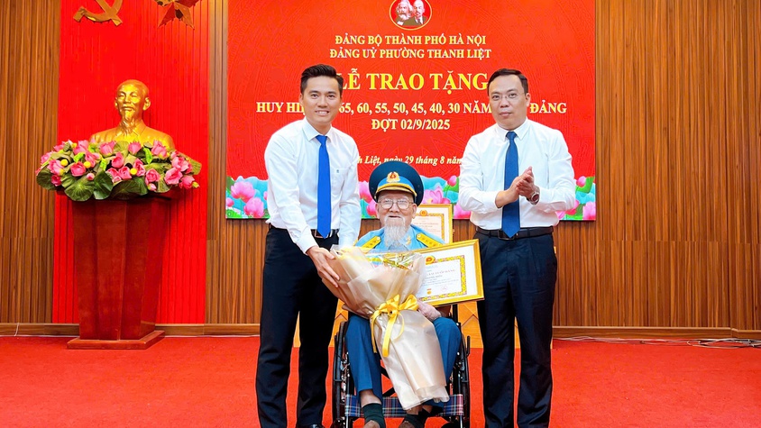 “Huy hiệu Đảng – Dấu ấn vẻ vang trong hành trình cống hiến của 108 đảng viên phường Thanh Liệt