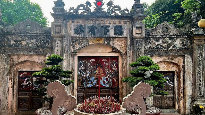 DI TÍCH LỊCH SỬ VĂN HÓA
              ĐỀN ĐỨC THÁNH CẢ (THÔN HỮU VĨNH)