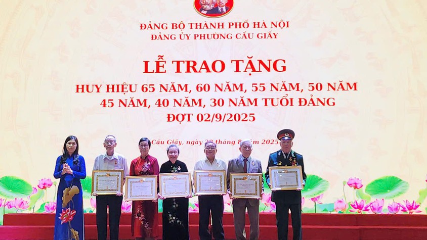 154 đảng viên phường Cầu Giấy nhận Huy hiệu Đảng đợt 2-9