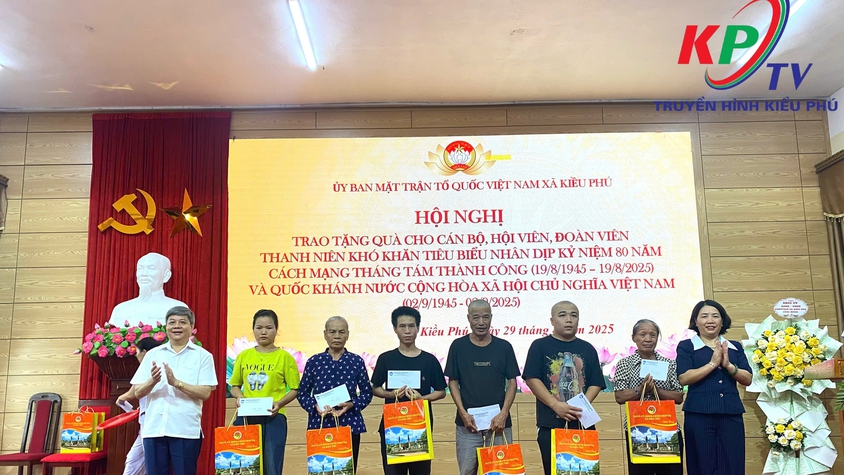 UB MTTQ xã Kiều Phú tổ chức trao quà hỗ trợ của Thành phố cho hội viên, đoàn viên có hoàn cảnh khó khăn nhân kỷ niệm 80 năm Cách mạng tháng Tám và Quốc khánh 2/9