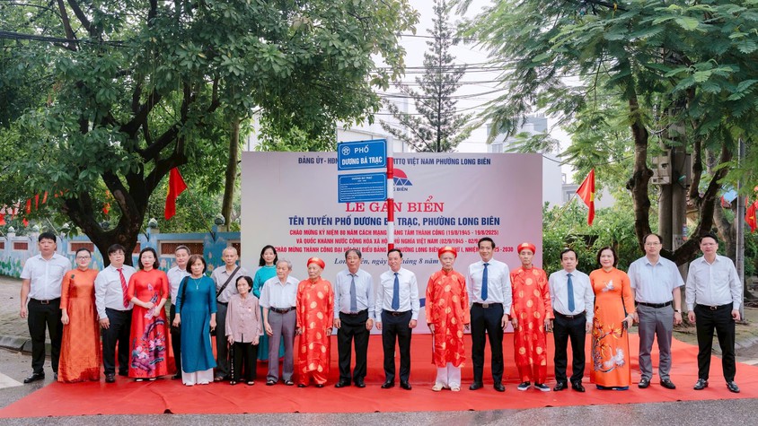 Phường Long Biên gắn biển tên 4 công trình chào mừng Quốc khánh 2-9