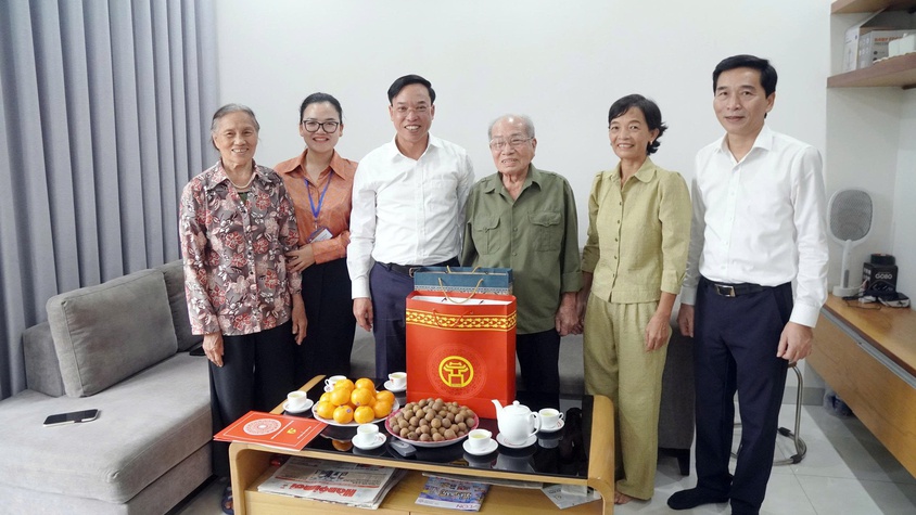 Phường Long Biên thăm, tặng quà người có công nhân dịp kỷ niệm 80 năm Quốc khánh nước Cộng hòa xã hội chủ nghĩa Việt Nam (02/9/1945-02/9/2025)
