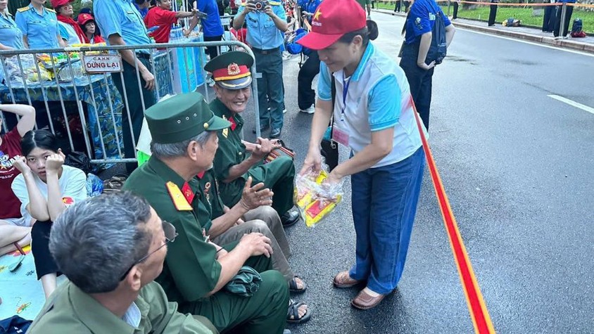 Hội LHPN Ngọc Hà: Gửi tặng hàng trăm suất ăn sáng tới lực lượng làm nhiệm vụ và người dân xem diễu binh, diễu hành