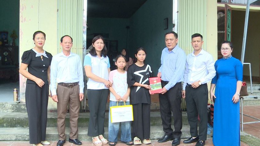 UỶ BAN MTTQ VIỆT NAM XÃ PHÚC LỘC TỔ CHỨC THĂM, TẶNG QUÀ GIA ĐÌNH CÓ HOÀN CẢNH ĐẶC BIỆT KHÓ KHĂN NHÂN DỊP QUỐC KHÁNH 2/9