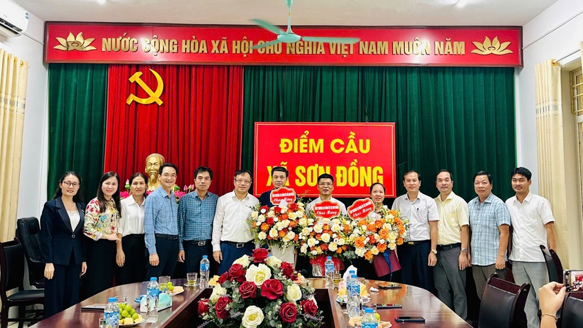 Các đồng chí lãnh đạo xã chúc mừng các cơ quan hành chính nhân ngày truyền thống của ngành