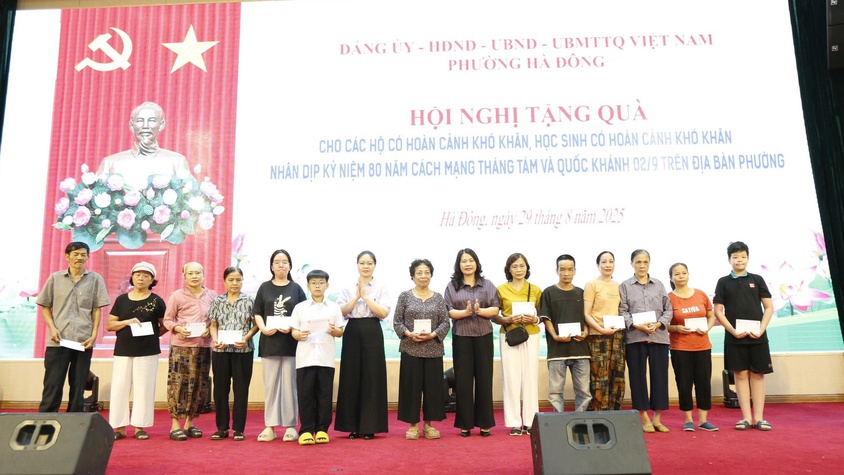 Phường Hà Đông tặng quà cho 193 gia đình, học sinh có hoàn cảnh khó khăn trên địa bàn