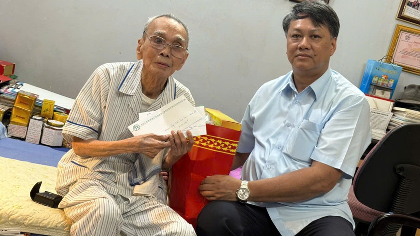 Lãnh đạo phường Phương Liệt thăm hỏi, tặng quà người có công với cách mạng, nhân dịp Quốc Khánh 2/9