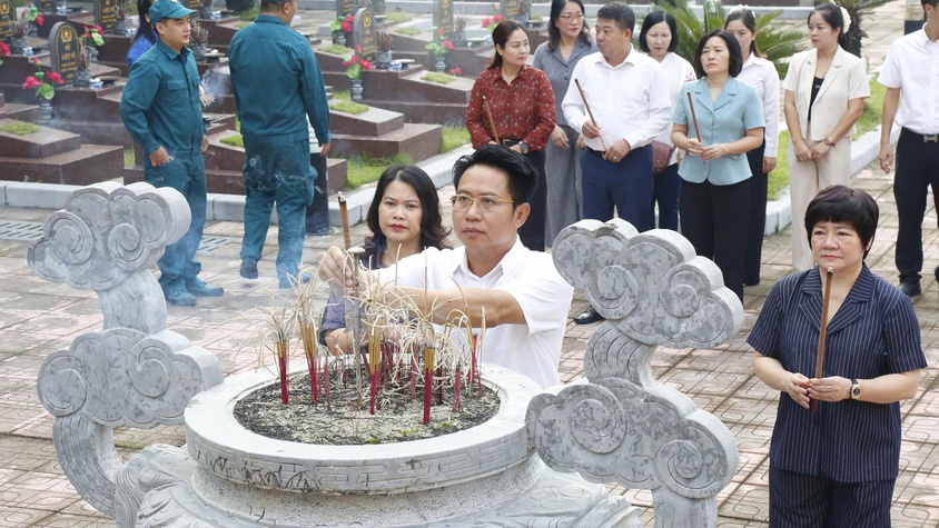 Đảng ủy phường Hà Đông dâng hương, dâng hoa tưởng niệm các anh hùng liệt sỹ nhân dịp kỷ niệm 80 năm Quốc khánh 2/9