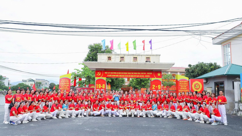 120 hội viên phụ nữ xã Kiều Phú tham gia Chương trình đồng diễn Dân vũ chào mừng 80 năm cánh mạng tháng Tám thành công và Quốc khánh 2/9.