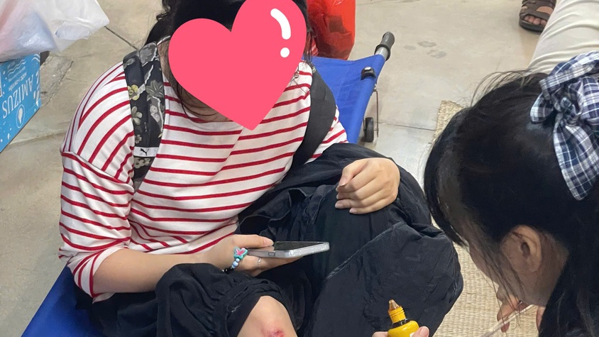 Lực lượng y tế phường Ngọc Hà tích cực hỗ trợ chăm sóc sức khỏe người dân chờ xem diễu binh, diễu hành
