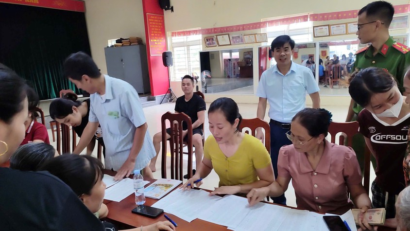 Nhân dân xã Dương Hoà phần khởi, vui mừng nhận quà mừng 80 năm Quốc khánh