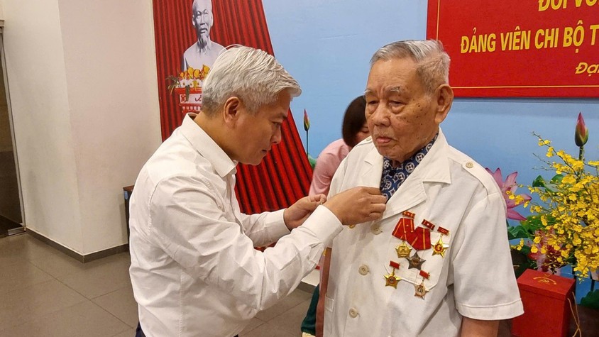 Đảng ủy phường Đại Mỗ trao tặng Huy hiệu 75 năm tuổi Đảng cho đồng chí Nguyễn Trường Sinh