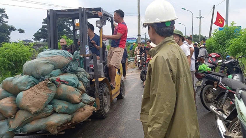 CHÍNH QUYỀN VÀ NHÂN DÂN XÃ HẠ BẰNG TIẾP TỤC GIA CỐ ĐÊ SÔNG TÍCH ỨNG PHÓ MƯA LỚN