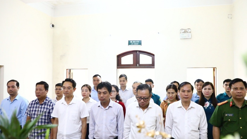 Lãnh đạo xã Sơn Đồng dâng hương tại Di tích lưu niệm Bác Hồ