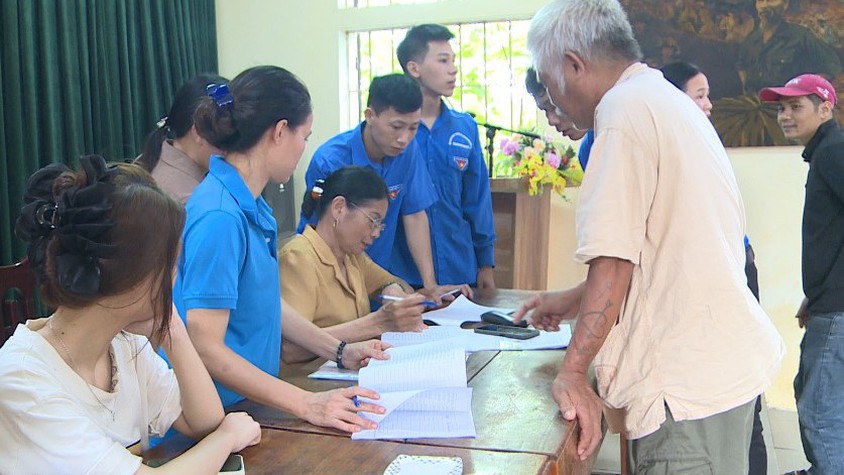 Người dân xã Phúc Lộc phấn khởi nhận quà Tết Độc lập
