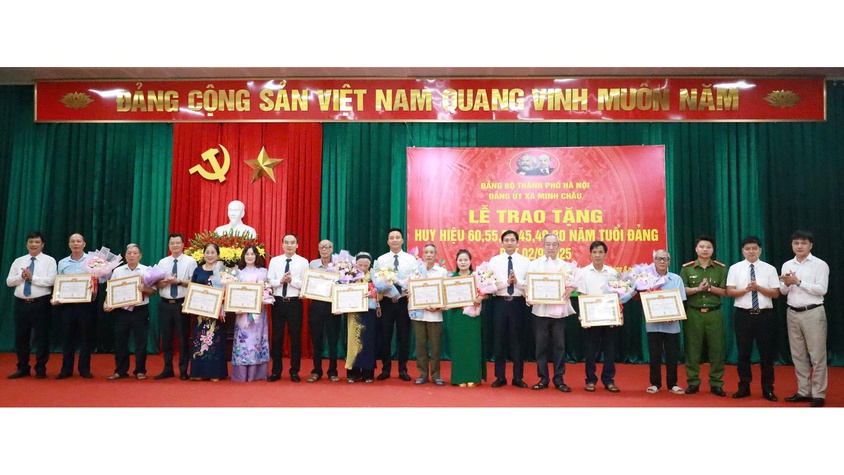 Đảng ủy xã Minh Châu trao tặng huy hiệu Đảng đợt 02/9, triển khai Nghị quyết và tổng kết công tác tổ chức Đại hội.