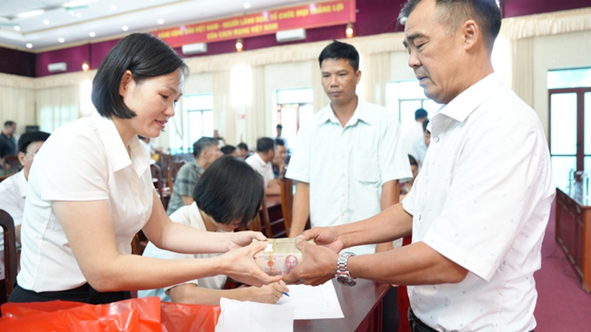 Xã Hạ Bằng: Đảm bảo kịp thời, đúng đối tượng trong chi trả quà dịp 2/9