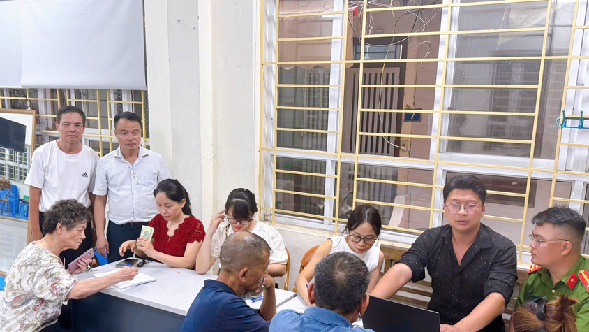 Người dân phường Thanh Liệt phấn khởi nhận quà của Chính Phủ nhân dịp Quốc khánh  2/9