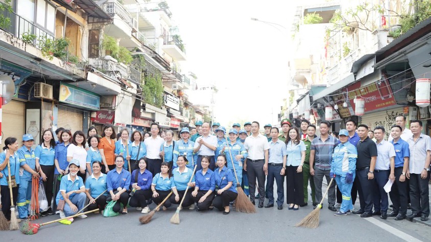 Phường Hoàn Kiếm ra quân tổng vệ sinh môi trường