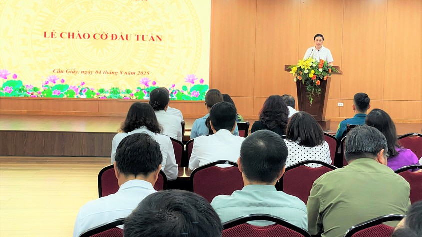 Phường Cầu Giấy tổ chức lễ chào cờ đầu tuần và triển khai các nhiệm vụ trọng tâm tháng 8/2025