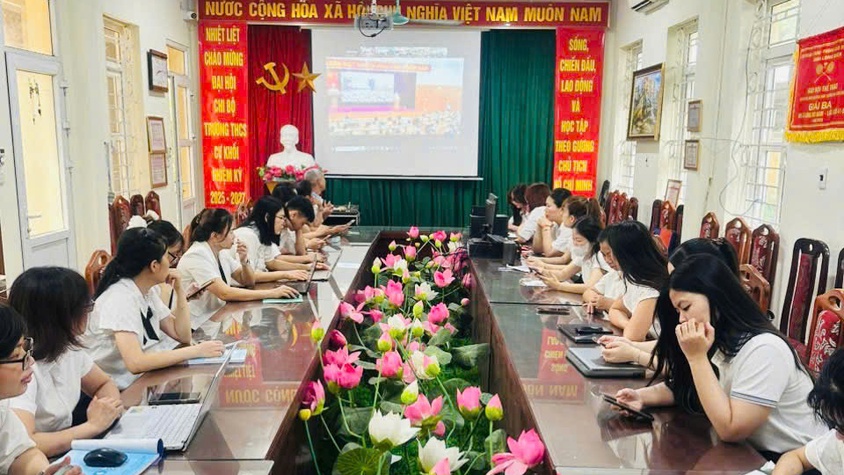Tập thể CBGVNV các trường Mầm non, Tiểu học và THCS phường Long Biên tham gia học tập lớp Bồi dưỡng chính trị hè năm 2025