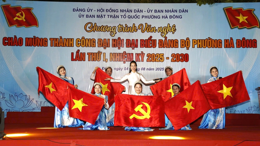 Ấn tượng chương trình văn nghệ chào mừng thành công Đại hội đại biểu Đảng bộ phường Hà Đông lần thứ I, nhiệm kỳ 2025- 2030