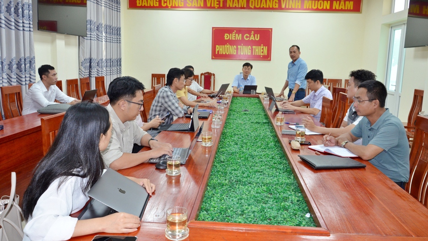 Lãnh đạo phường Tùng Thiện làm việc với Tập đoàn FPT về công tác chuyển đổi số
