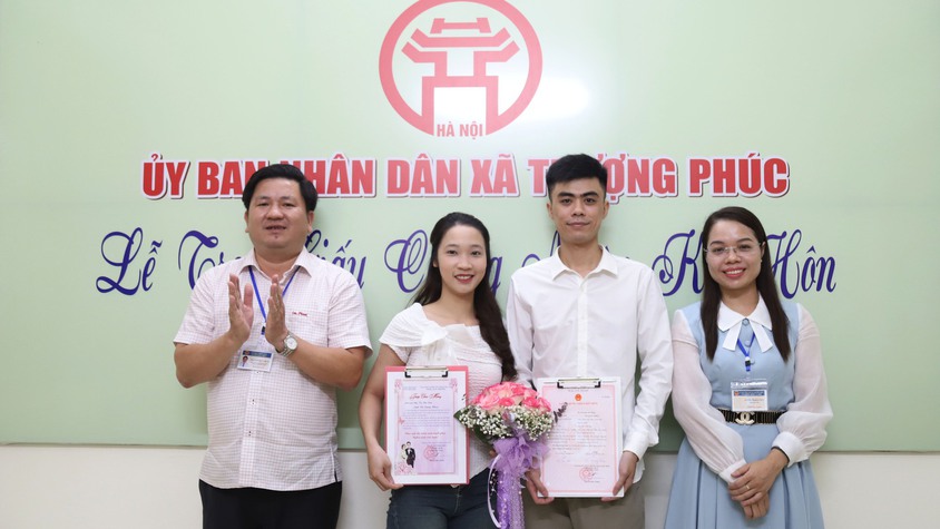 UBND xã Thượng Phúc trao giấy chứng nhận kết hôn và tặng hoa chúc mừng cho công dân