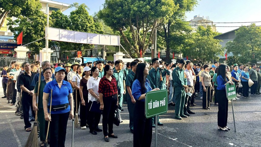 PHƯỜNG HỒNG HÀ PHÁT ĐỘNG RA QUÂN TỔNG VỆ SINH MÔI TRƯỜNG NĂM 2025: LAN TOẢ TRÁCH NHIỆM VÌ THỦ ĐÔ SÁNG – XANH – SẠCH – ĐẸP