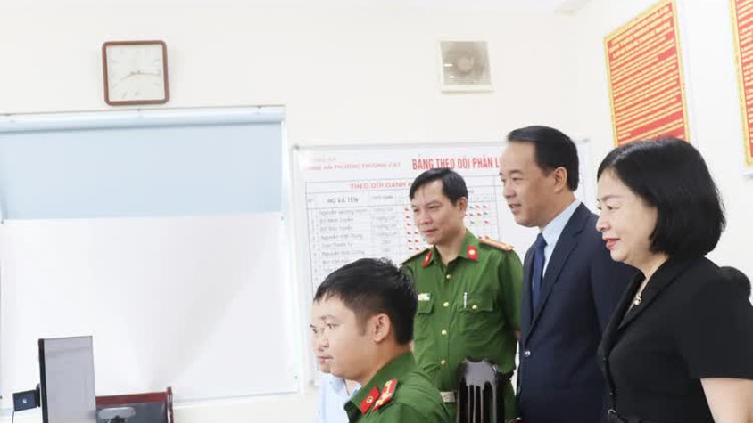 Phường Thượng Cát đổi thẻ đảng viên, chuẩn hóa dữ liệu trong kỷ nguyên số
