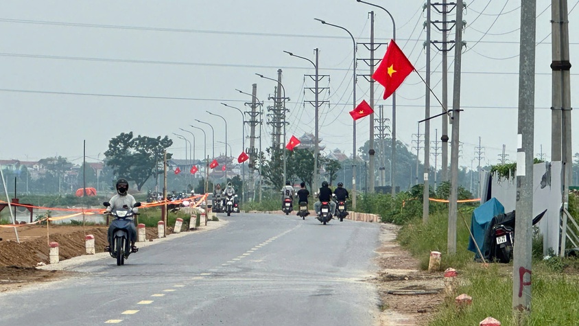 Phát huy truyền thống yêu nước, Nhân dân xã Thanh Oai tích cực treo cờ Tổ quốc, cờ Đảng chào mừng đại hội Đảng bộ xã và kỷ niệm 80 năm Cách mạng Tháng Tám, Quốc khánh 2/9