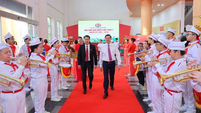GIÁO VIÊN VÀ HỌC SINH TRƯỜNG THCS HOÀNG MAI VINH DỰ THAM DỰ ĐẠI HỘI ĐẢNG BỘ PHƯỜNG HOÀNG MAI LẦN THỨ I NHIỆM KỲ 2025-2030