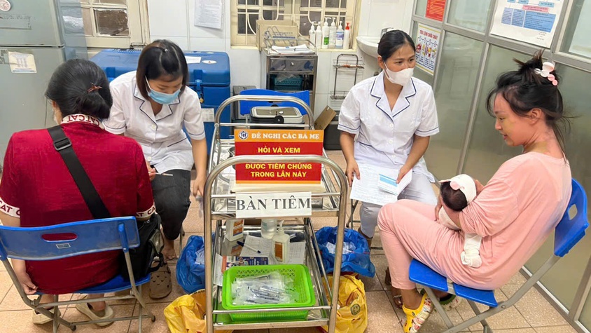 Trạm Y tế phường Hà Đông tổ chức tiêm chủng thường xuyên cho trẻ