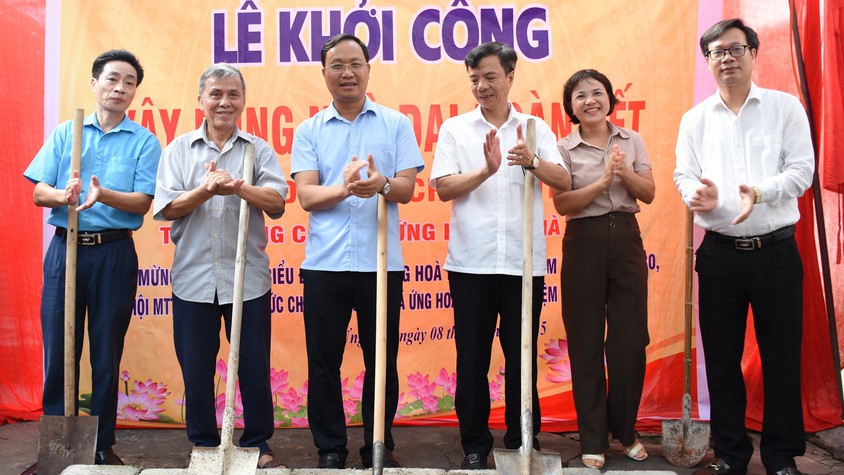 KHỞI CÔNG XÂY DỰNG NHÀ “ĐẠI ĐOÀN KẾT” TẠI THÔN DŨNG CẢM VÀ GẮN BIỂN CÁC CÔNG TRÌNH CHÀO MỪNG ĐẠI HỘI ĐẢNG.