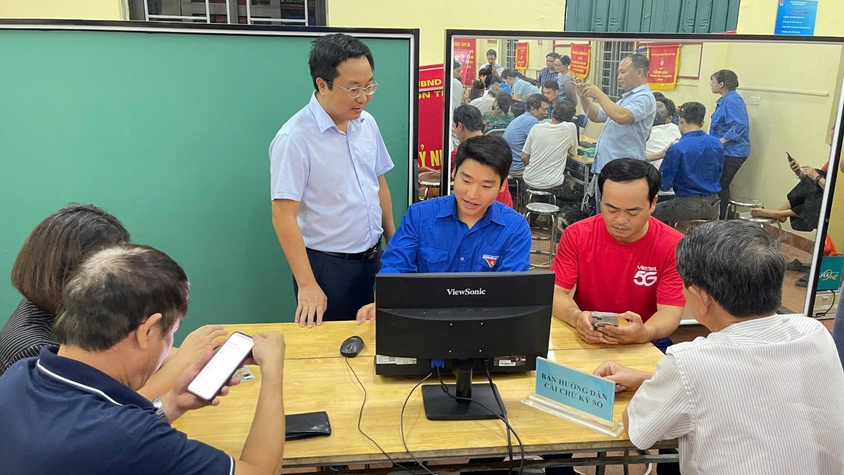 Gia Lâm ra mắt điểm “Bình dân học vụ số lưu động” và thực hiện Chiến dịch “45 ngày đêm ra quân hỗ trợ hoạt động chuyển đổi số tại các xã, phường trong giai đoạn đầu vận hành mô hình chính quyền địa phương hai cấp” 