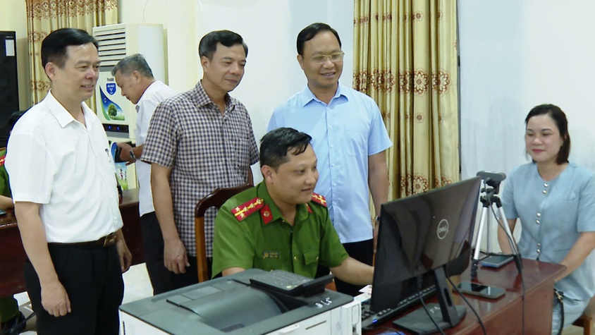 Công an xã Ứng Hòa tích cực hỗ trợ đổi thẻ đảng viên.