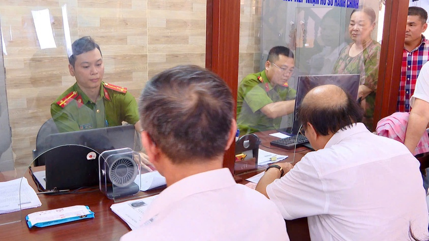 Công an xã Thanh Trì: Nỗ lực hỗ trợ trong công tác đổi thẻ đảng viên và chuẩn hóa dữ liệu đảng viên
