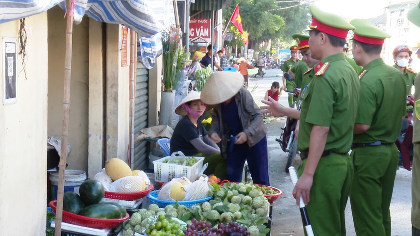 ỨNG HOÀ TIẾP TỤC KIỂM TRA, XỬ LÝ VI PHẠM VỀ TRẬT TỰ ĐÔ THỊ, TRẬT TỰ XÂY DỰNG, VỆ SINH MÔI TRƯỜNG.