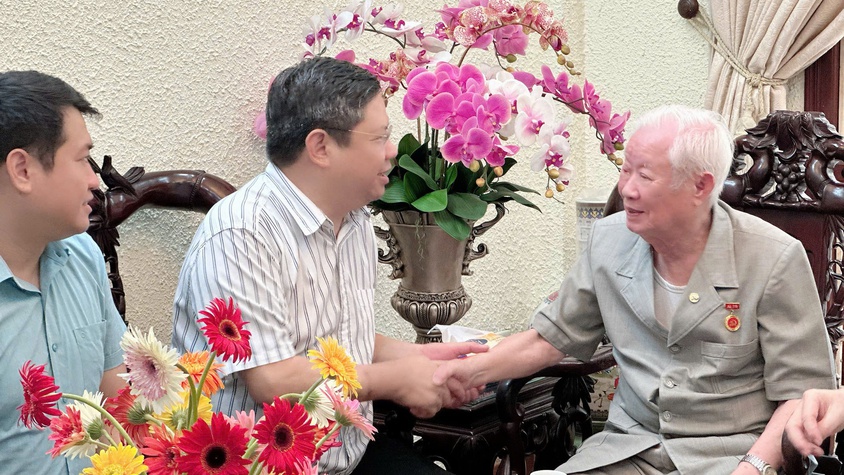 Thăm tặng quà người có công nhân kỷ niệm Quốc khánh nước Cộng hoà xã hội chủ nghĩa Việt Nam 2/9