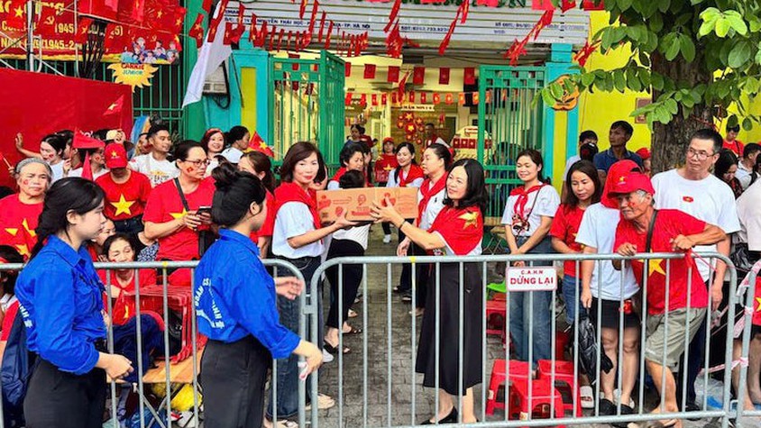 Trường học mở cửa, đón nhân dân, cựu chiến binh nghỉ ngơi xem diễu binh A80